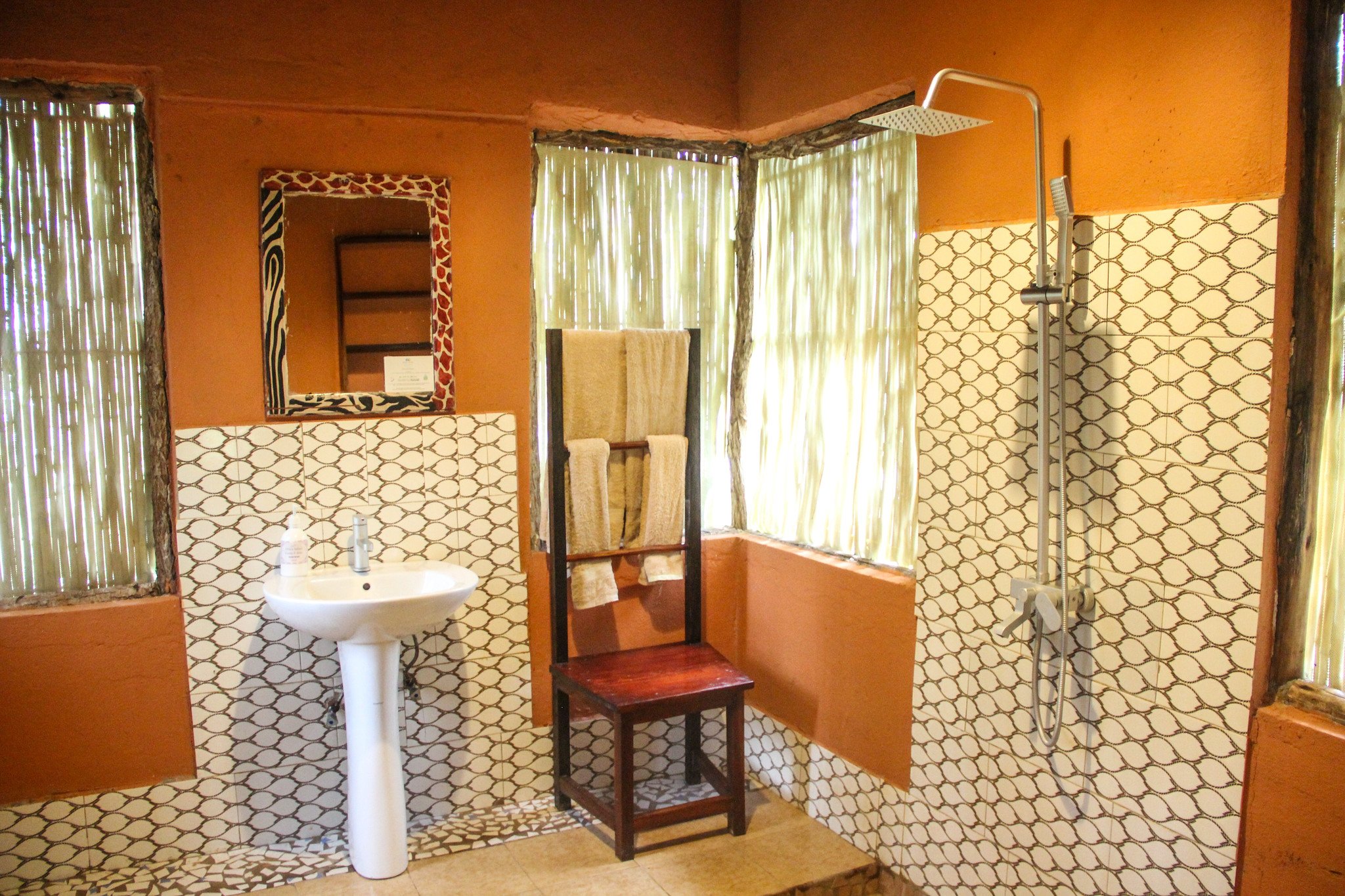 Africa Safari Selous - Pool Aircon Bungalow Bathroom
