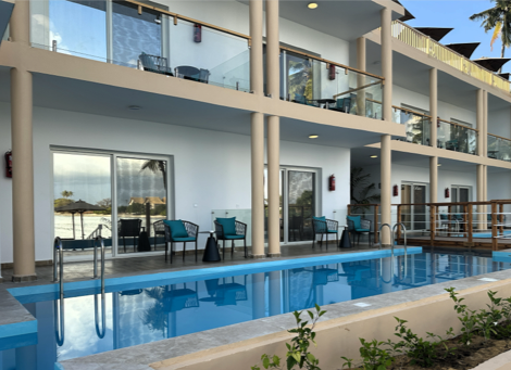 Reef & Beach Resort - Ocean Front Swim-Up Room - 1