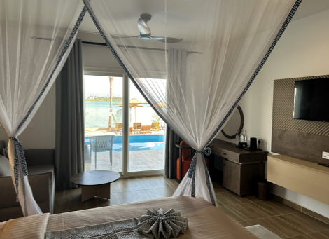 Reef & Beach Resort - Ocean Front Swim-Up Room - 4