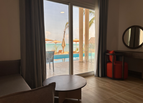 Reef & Beach Resort - Ocean Front Swim-Up Room - 5