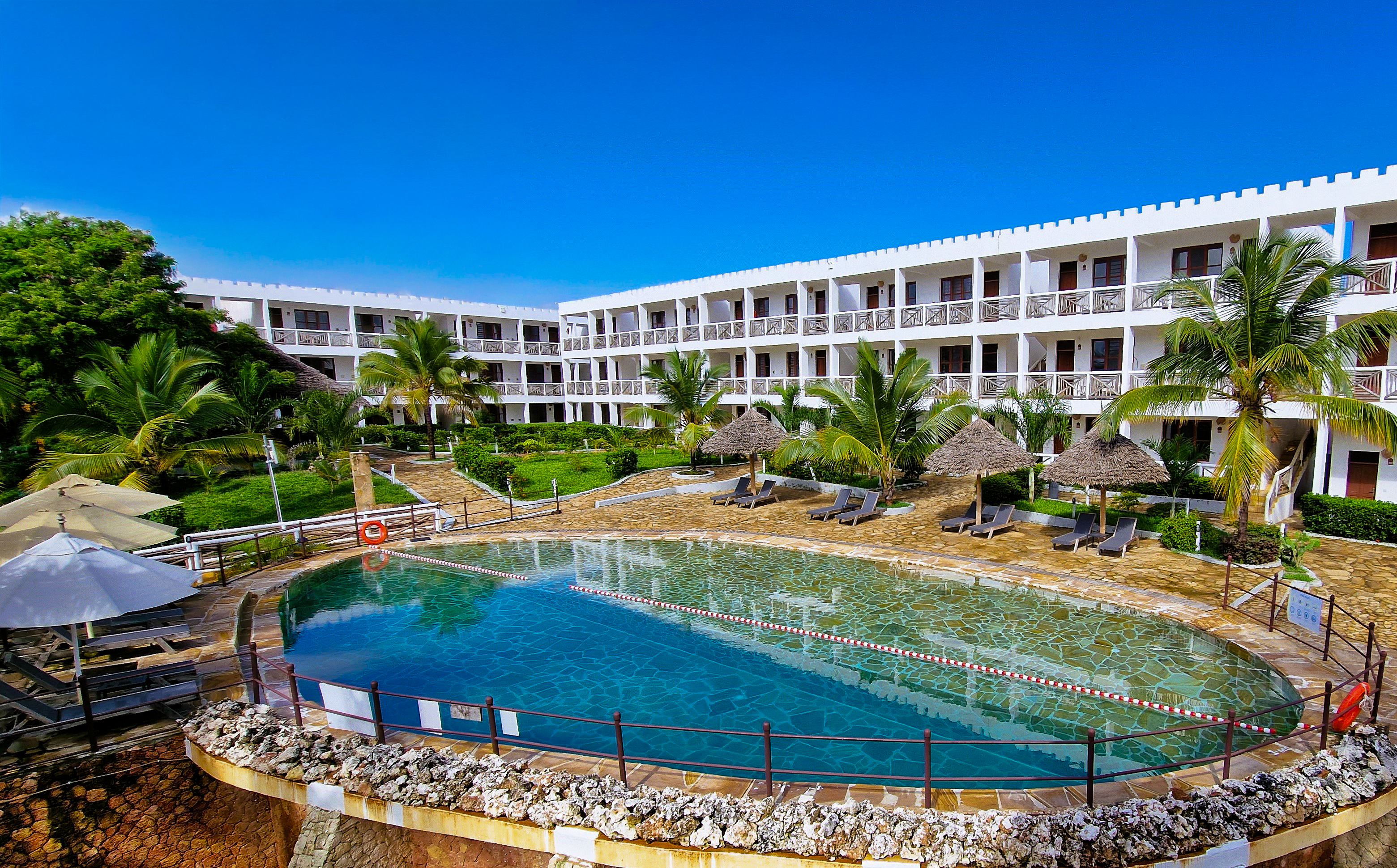 Pool & Beach